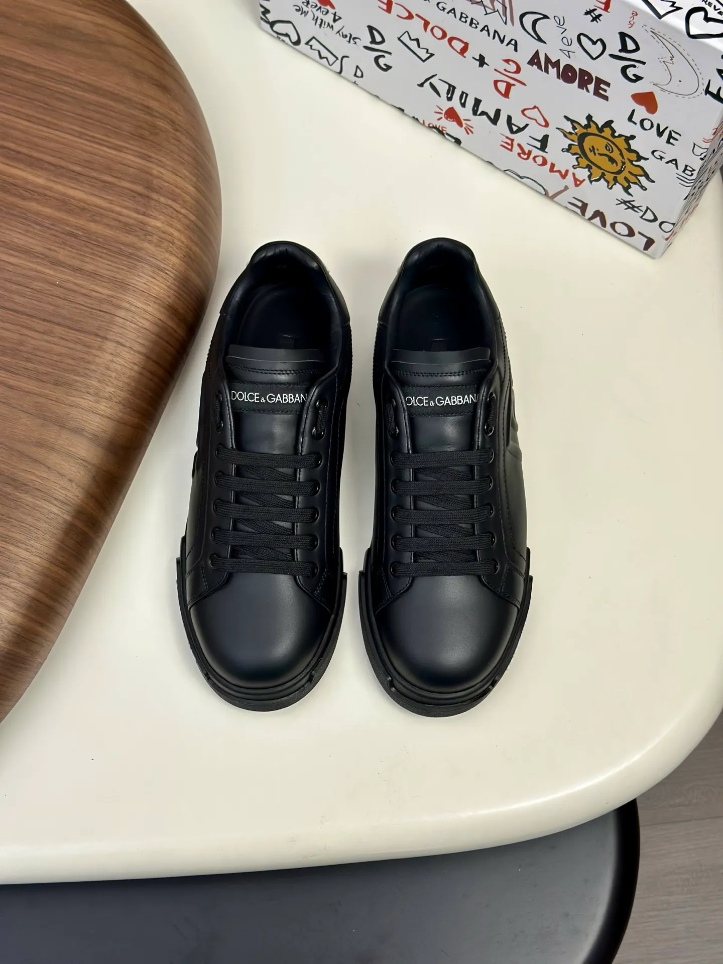 New product 💰800 DG Dolce & Gabbana men's shoes 💰ortofino calfskin sneakers ♞size; 39~44 (customized 38.45.46) Iconic men's shoes 💰ortofino series of sneakers, classic and timeless style, now presented with fashionable details. The calfskin engraved DG logo is a subtle finishing touch. Men's shoes💰ortofino calfskin sneakers: